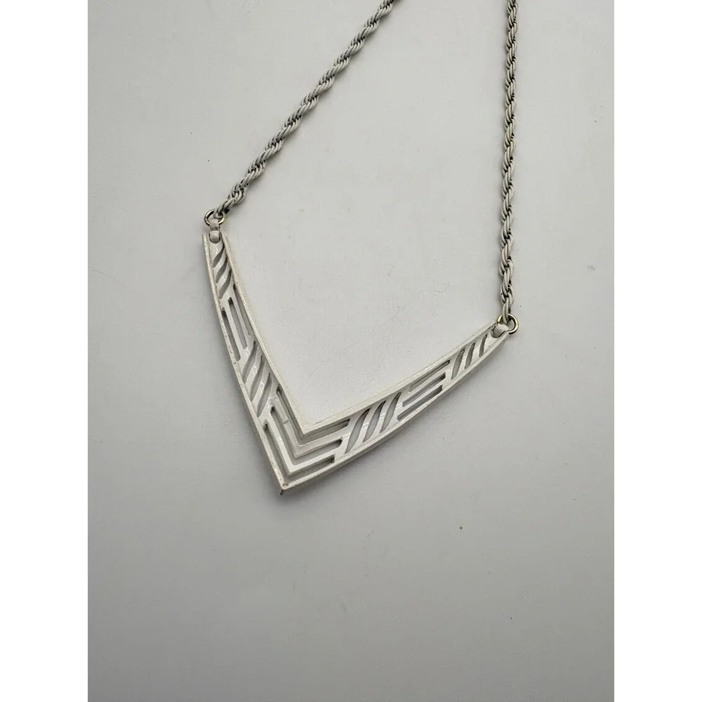Vintage Trifari White Enamel‎ Chevron V Pendant Rope Chain Necklace Gold Tone